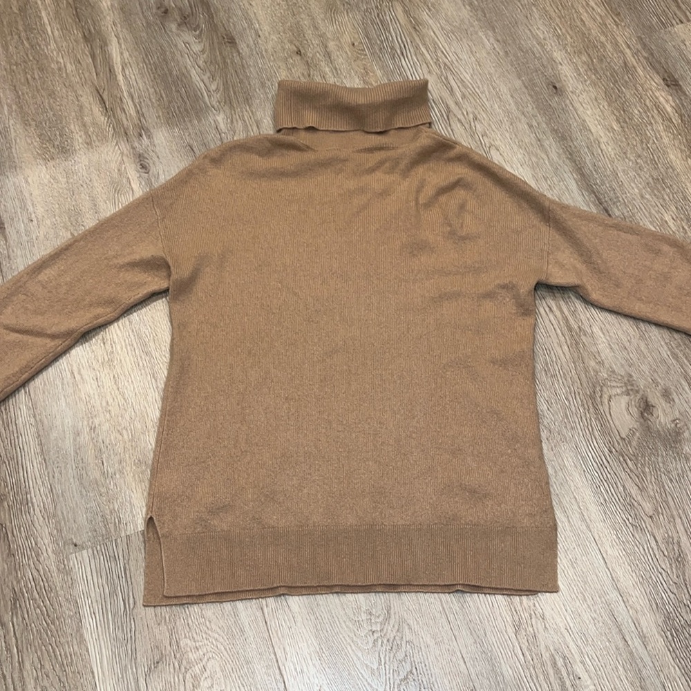 Halogen, 100% Cashmere Turtleneck, Side Slits, Size S/M.